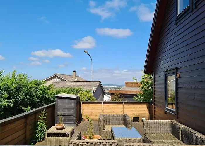 Comfortable House With Balcony&terrace And View 펜션 Kopervik